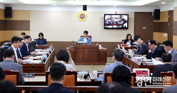 인천시의회 교육위원회가 조례안 등 안건을 심사·의결하고 있다. <사진=인천시의회>
