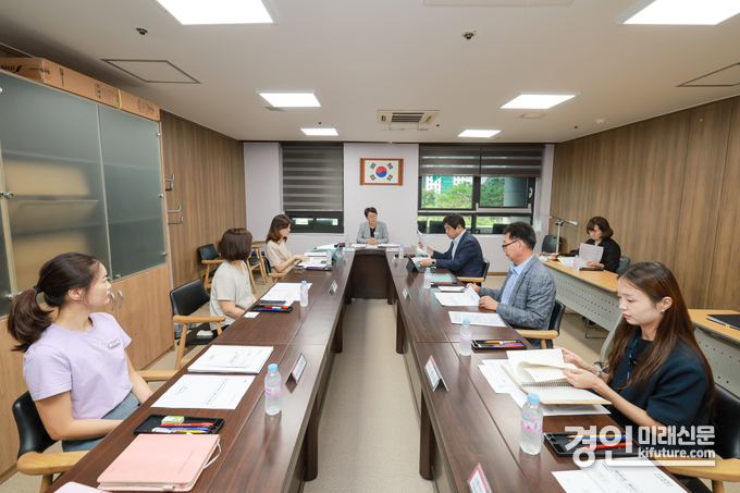 성복임 경기도의원(가운데)이 ‘경기도 바우처택시 대상자 확대 정담회’를 이끌어 가고있다. <사진=경기도의회>