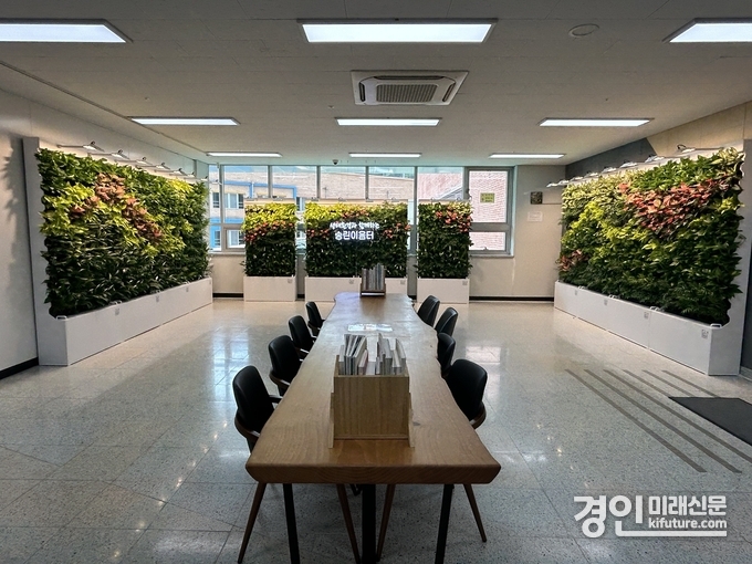 송린이음터 ‘스마트 수직정원’ 설치 모습. <사진=화성시인재육성재단>
