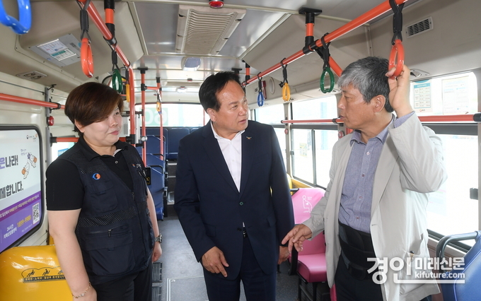 이권재 오산시장(가운데)이 버스관계자들과 소통하고 있다. <사진=오산시>
