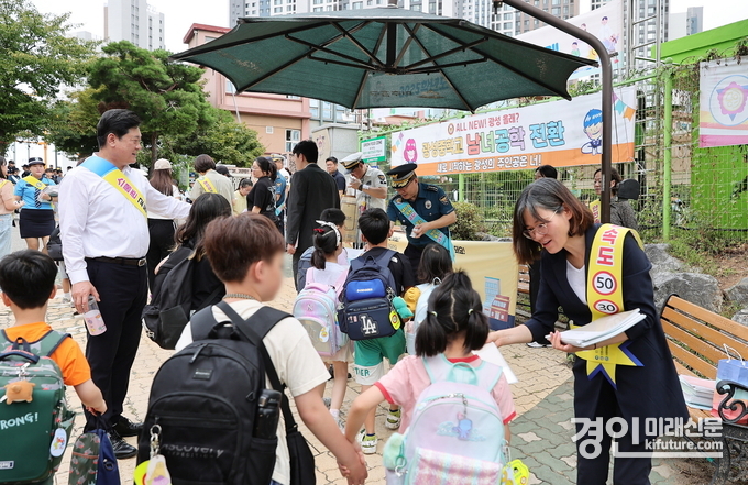 인천 미추홀구가 ‘어린이 교통안전 캠페인’을 실시하고 있다. <사진=미추홀구> 