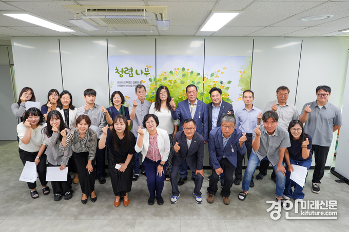 안성시의회가 청렴나무 가꾸기 행사를 개최하고 기념촬영을 하고 있다. <사진=안성시의회>