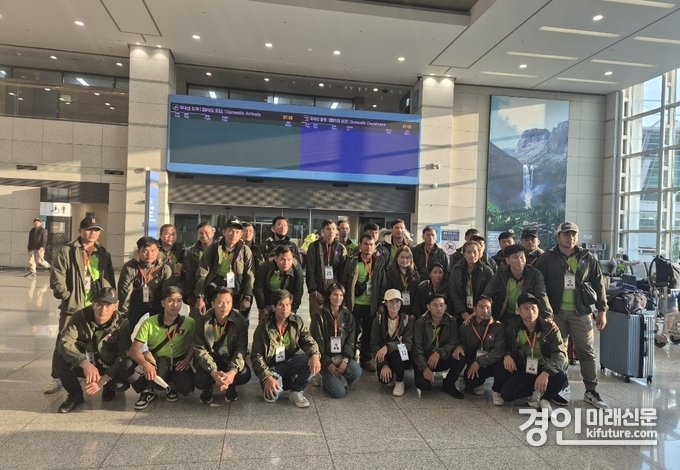 여주시 외국인 계절근로자들이 기념촬영을 하고 있다. <사진=여주시>