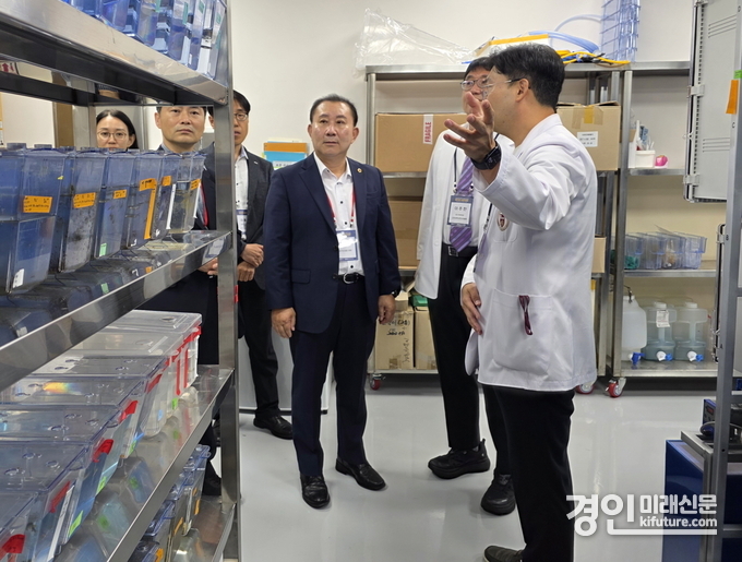 김철진 의원이 첨단 의료바이오 현장을 둘러보고 있다. <사진=경기도의회>