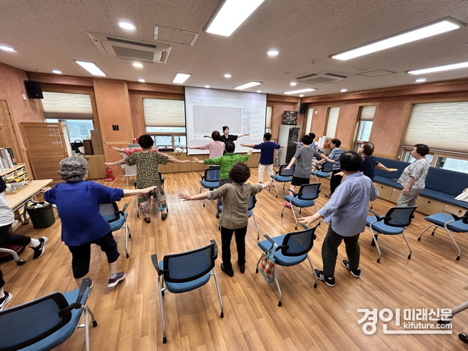 시흥시치매안심센터가 체력증진 치매예방교실을 운영하고 있다. <사진=시흥시>