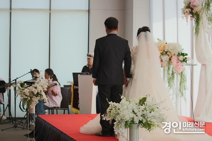 시흥시가 지난 29일 지역사회공동체가 함께 '아주 특별한 결혼식'을 진행하고 있다. <사진=시흥시>