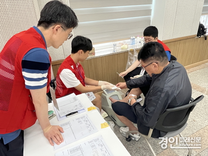 안산시가 북한이탈주민 대상으로 무료 건강검진 의료봉사를 실시하고 있다. <사진=안산시>