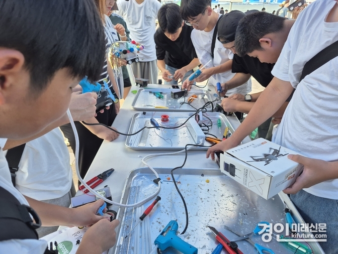 지난달 30일 ‘제17회 전국해양스포츠제전’ 태양광모형자동차 경주대회에 시민들이 참여하고 있다. <사진=민경호 기자>