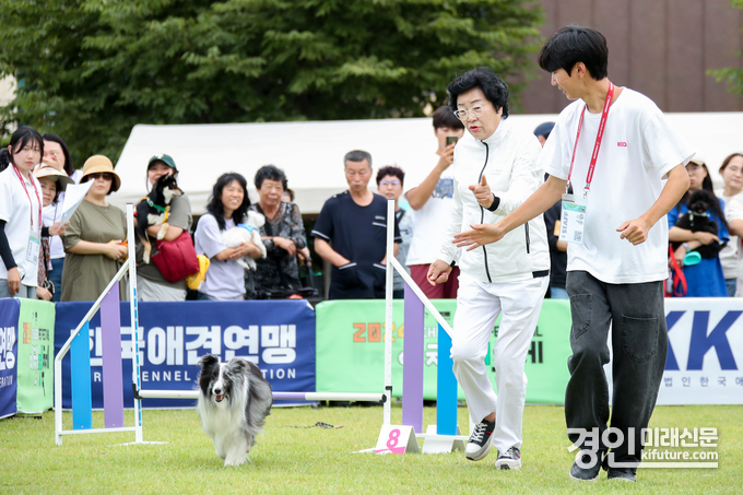 김경희 이천시장(오른쪽 2번째)이 지난해 열린 이천펫축제에 참여하고 있다. <사진=이천시>