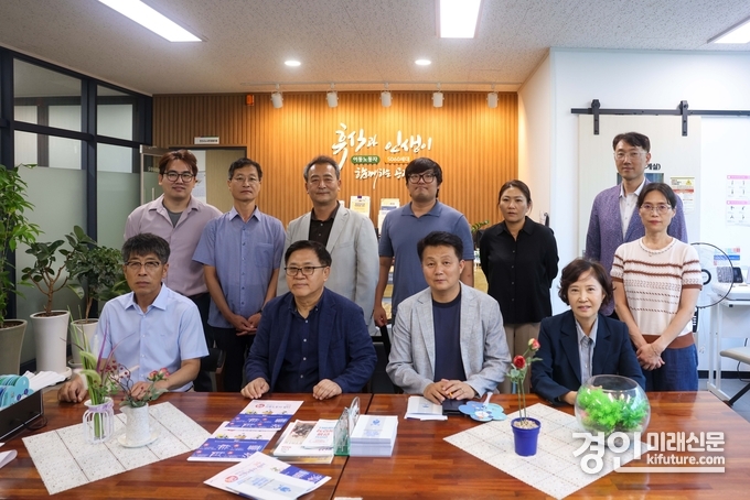 평택시 노동정책 연구회가 안산시 이동노동자 쉼터를 방문한 가운데 기념촬영을 하고 있다. <사진=평택시의회>