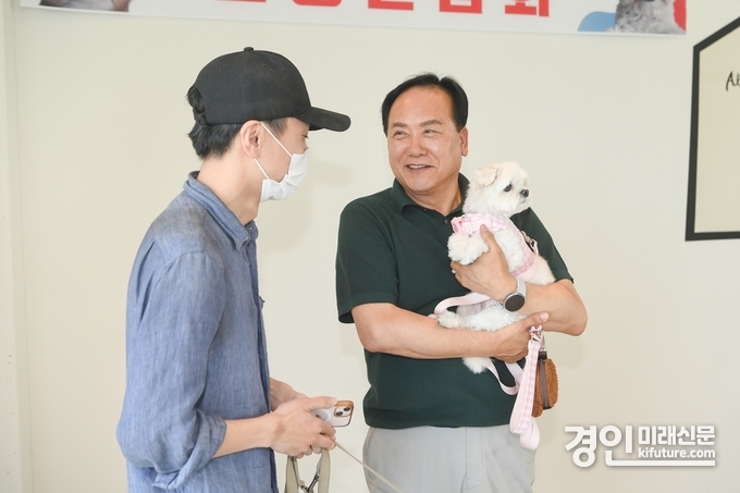 이권재 오산시장(오른쪽)이 반려인과 소통하고 있다. <사진=오산시>