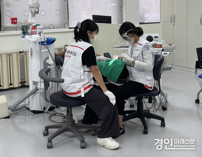 화성시 의료나눔봉사단이 지난달 31일 2025년 4차 외국인 무료진료활동을 하고 있다. <사진=화성시>