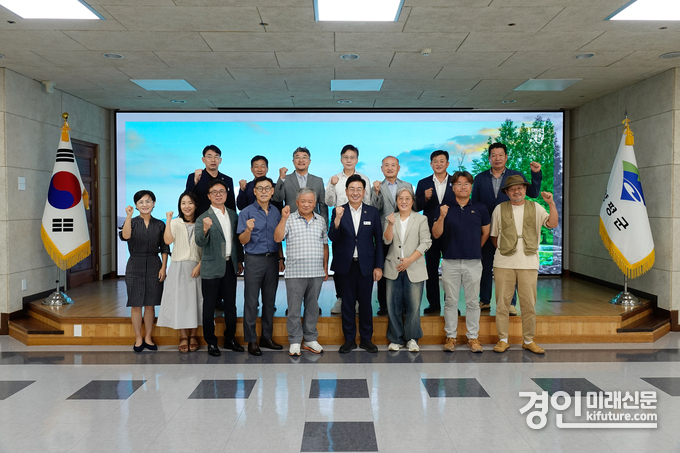 양평군이 제2기 관광전략위원회 위원 위촉식을 개최하고 기념촬영을 하고 있다. <사진=양평군>
