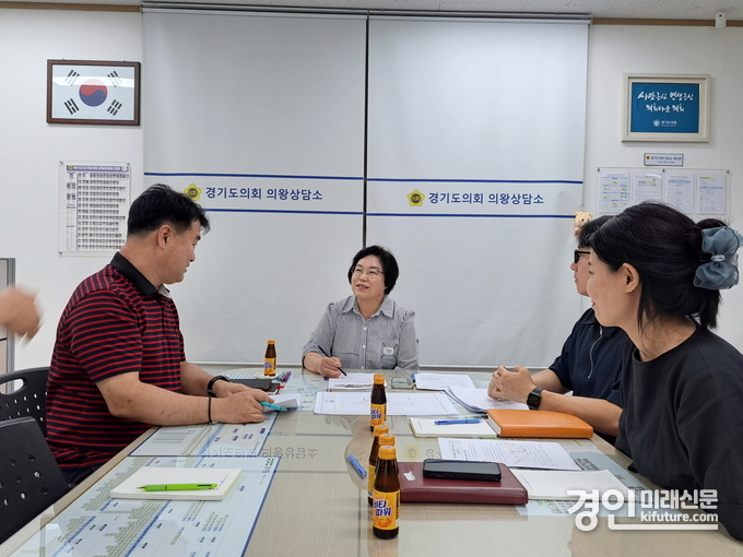 김옥순 경기도의원(가운데)이 의왕 도깨비시장 아케이드 설치에 대해 논의를 하고 있다. <사진=경기도의회>