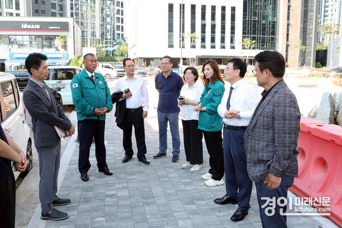광명시의회가 광명초 통학로와 관련해 관계자의 설명을 듣고 있다. <사진=광명시의회>