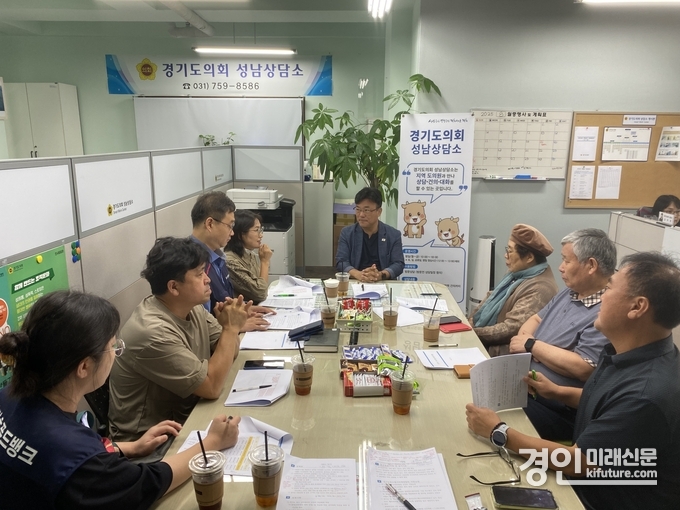 최만식 경기도의원(가운데)이 푸드뱅크 '제도 허점·처우 개선'에 대해 관계자들과 해법을 모색하고 있다. <사진=경기도의회>