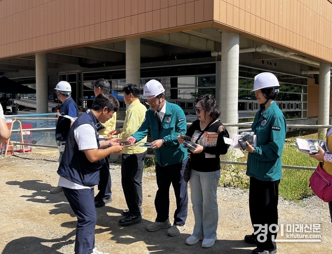 용인시가 지난 3일 동백종합복지회관 신축 현장에서 합동점검과 산업안전 캠페인을 진행하고 있다. <사진=용인시>