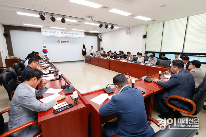 화성시의회가 화성시 측량협회 임원들과 간담회를 진행하고 갖고 있다. <사진=화성시의회>