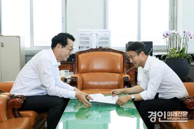 정명근 화성시장(사진 왼쪽)이 지난 4일 한병도 국회 예결위원장에게 9개 국비사업 예산안 반영을 요청하고 있다. <사진=화성시>