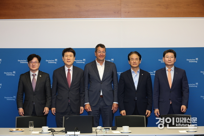 이상일 용인특례시장(오른쪽 첫 번째)은 지난 5일(현지시간) 대한민국대도시시장협의회 소속 시장단과 함께 독일 베를린 독일도시협의회를 방문해 김병수 김포시장(왼쪽 첫 번째), 이강덕 포항시장(왼쪽 두 번째), 이동환 고양시장과 기념촬영을 하고 있다. <사진=용인시>