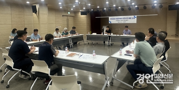 화성시가 지난 5일 공공건축물 건설관계자 안전사고 간담회를 갖고 있다. <사진=화성시>