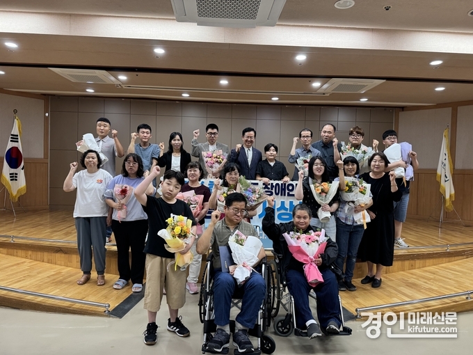 ‘제16회 경기도 장애인 미술 공모전’ 시상식을 개최하고 기념촬영을 하고 있다. <사진=누림센터>