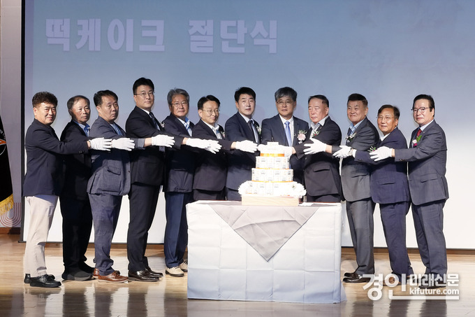 화성특례시체육회 종목단체협의회 출범 및 회장 취임식에서 내빈들이 축하 떡케이크 절단을 하고 있다. <사진=화성시의회>