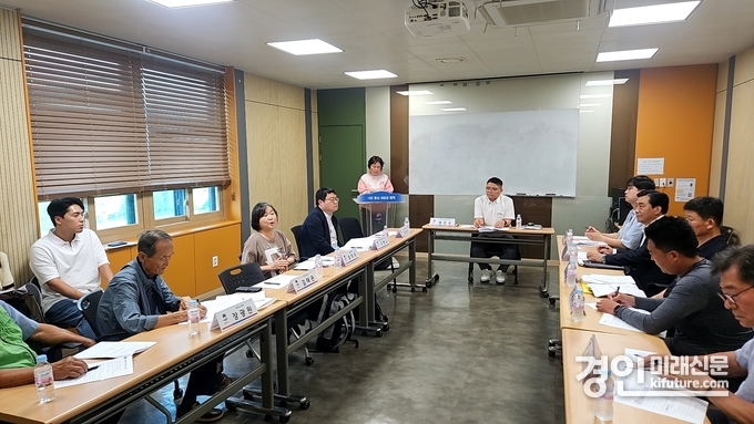 평택시가 국가하천 배수영향구간 하천환경정비사업 보상협의회를 개최하고 있다 .<사진=평택시>