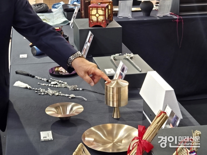 안성시 문화장인들이 프랑스 파리에서 열린 ‘2025 메종 오브제(Maison&Objet)’에 한국 전통 공예품을 전시하고 있다. <사진=안성시> 