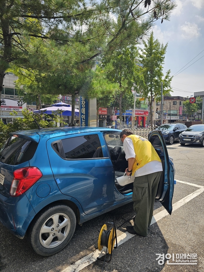 시흥도시공사 교통약자이동지원센터 관계자가 시흥장애인종합복지관과 함께 장애인 소유차량 및 장애인 탑승차량을 대상으로 내부 무료 소독 서비스를 진행하고 있다. <사진=시흥도시공사>