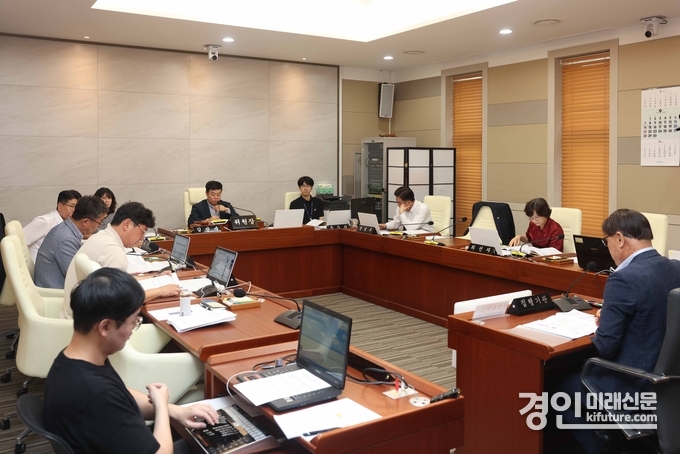 평택시의회가 2025년도 행정사무감사 조치결과보고를 청취하고 있다. <사진=평택시의회>