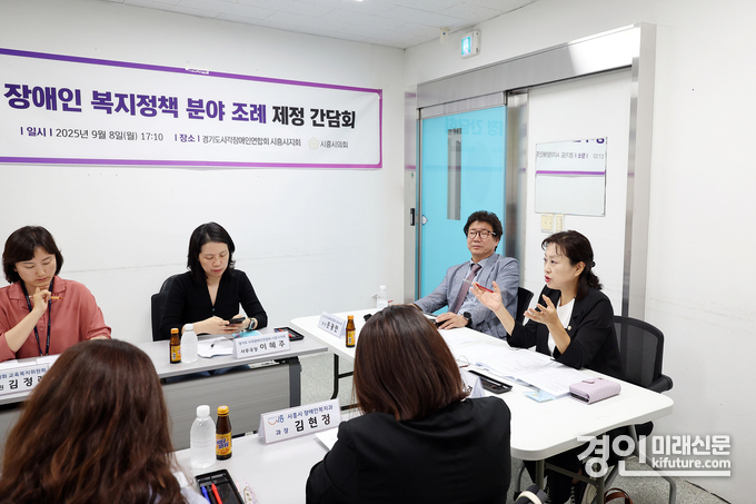 윤석경 시흥시의원이 조례 제정 간담회를 갖고 있다. <사진=시흥시의회>