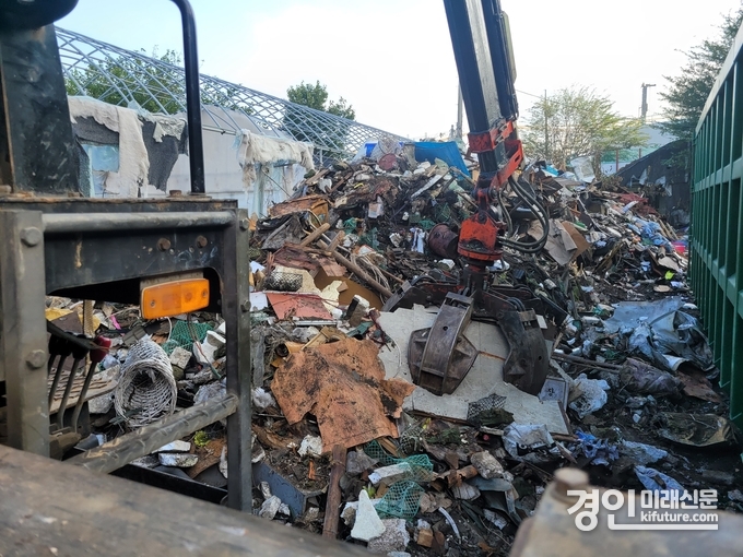 <!--StartFragment -->한국토지주택공사가 과천주암 공공지원민간임대주택 공급촉진지구 화훼단지에 쌓여있는 폐기물을 반출하고 있다. <사진=LH><!--EndFragment -->