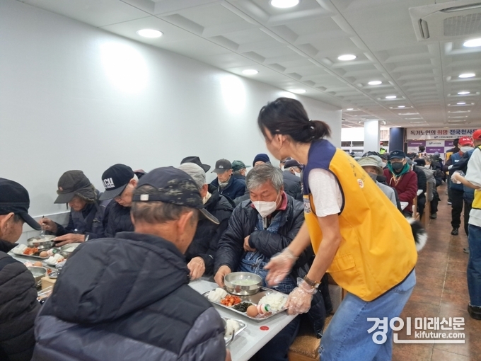<!--StartFragment -->어르신들이 무료급식소에서 식사를 하고 있다. <사진=김진희(제니) 기자><!--EndFragment -->