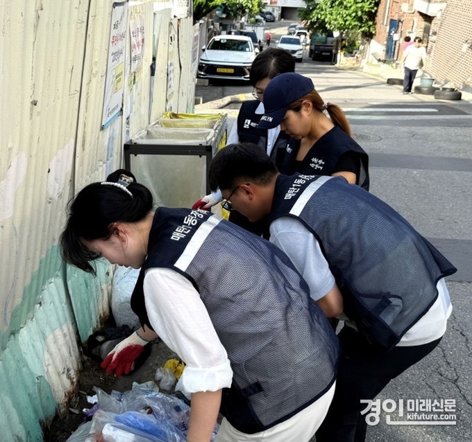 새빛 환경수호자들이 쓰레기 샘플링을 하고 있다. <사진=수원시>