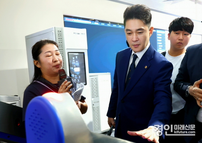 전석훈 경기도의원이 중국 광저우 PCI를 둘러보고 있다. <사진=경기도의회>