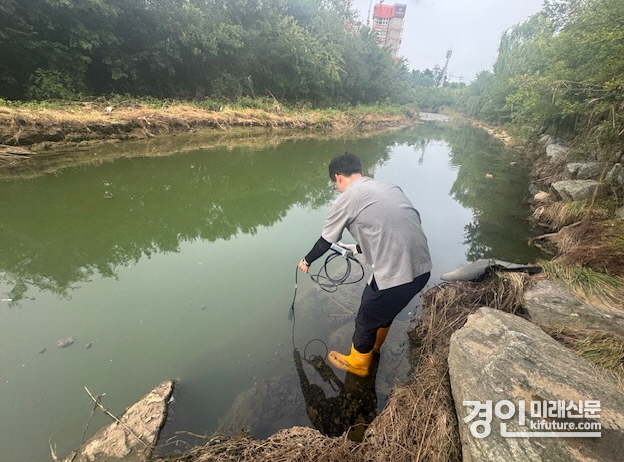 인천 서구 관계자가 용존산소 측정기를 활용한 하천수 오염도를 검사하고 있다. <사진=서구>