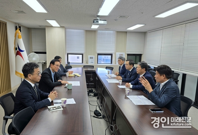 2. 조용익 부천시장(오른쪽 1번쨰)이 부천 과학고 학생 선발방안 및 향후 운영 방향에 대해 관계자들과 이야기하고 있다. <사진=부천시>