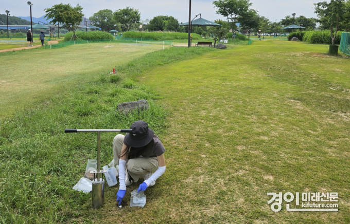 경기도보건환경연구원 관계자가 파크골프장에서 시료채취를 하고 있다. <사진=경기도>