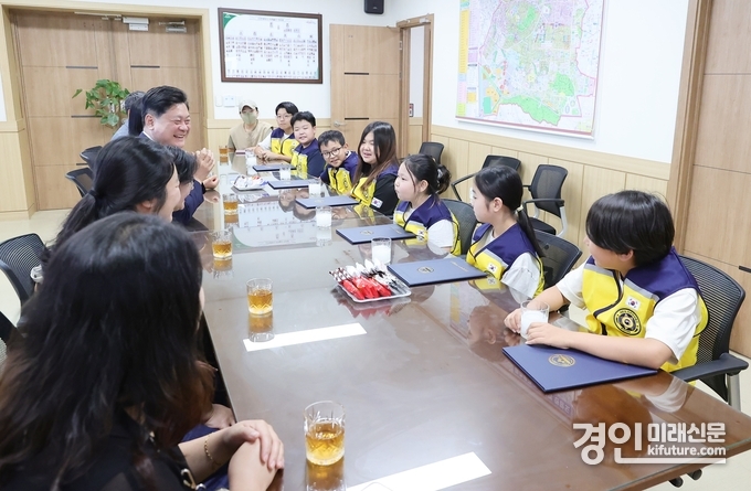 인천 미추홀구가 지난 10일 ‘2025 어린이 안전 히어로즈’ 위촉식을 열고 있다. <사진=미추홀구>