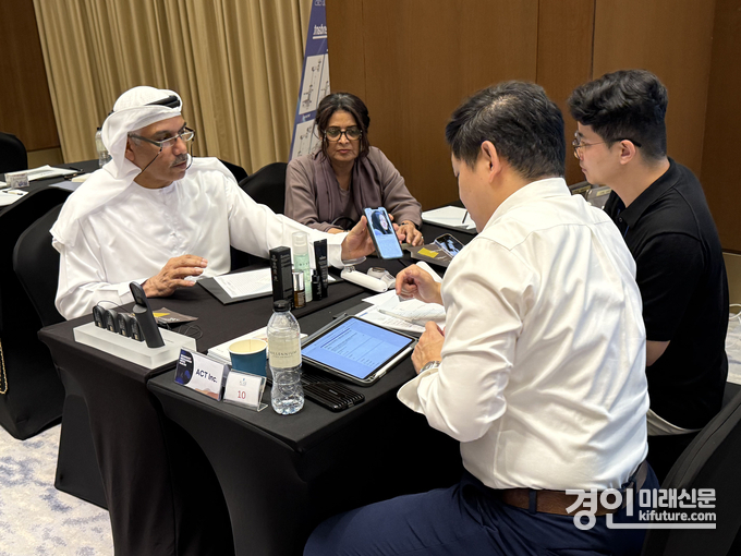 성남기업이 아랍에미레이트 두바이에서 열린 2025년 중동시장개척단 수출상담회에서 해외 바이어와 일대일 상담을 하고 있다. <사진=성남시>
