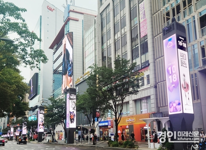 강남역과 신논현역을 잇는 G-LIGHT에서 '쓰레기패션쇼' 캠페인이 송출되고 있다. <사진=CGV>