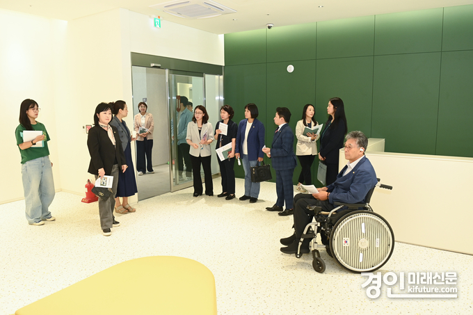 화성시의회 문화복지위원회가 10월 개관을 앞둔 화성동탄 중앙도서관을 점검하고 있다. <사진=화성시의회>