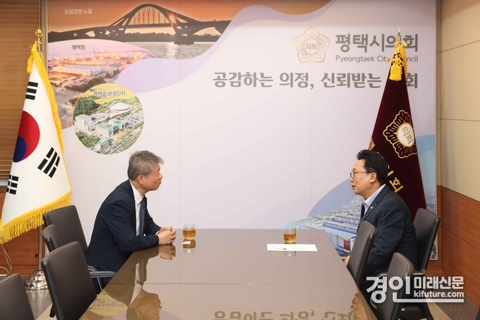 평택시의회 강정구 의장이 평택세무서장과 환담을 나누고 있다. <사진=평택시의회>
