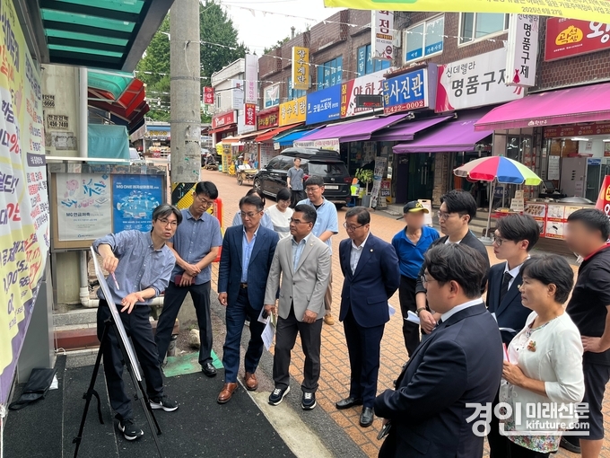 안양시의회 총무경제위원회가 관양시장 경관조명 사업 점검을 하고 있다. <사진=안양시의회>