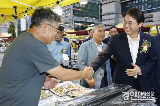 이동환 고양특례시장(오른쪽)이 소상공인과 악수를 나누고 있다. <사진=고양시>