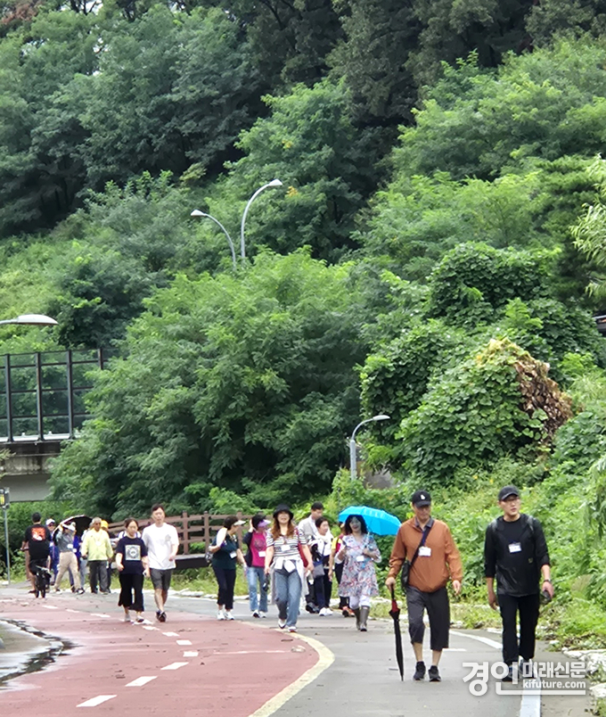 용인미래걷기운동본부 회원들이 지난 13일 용인시 기흥구 탄천변 둘레길을 걷고 있다. <사진=권민준 기자>