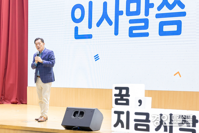 이재준 수원시장이 유튜버 ‘미미미누’와 함께한 진로특강에서 인사말을 하고 있다. <사진=수원시>