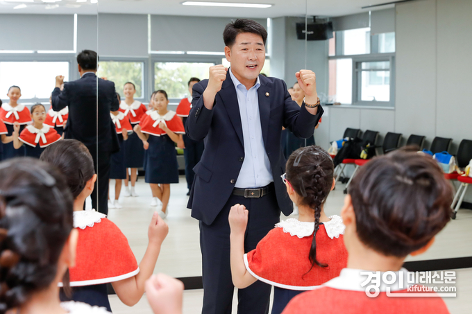 배정수 화성시의회 의장이 동탄 5동 축제 참가자들을 격려하고 있다. <사진=화성시의회> 