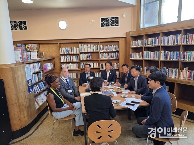 인천시의회 교육위원회가 영국의 교육현장을 방문해 관계자의 설명을 듣고 있다. <사진=인천시의회>